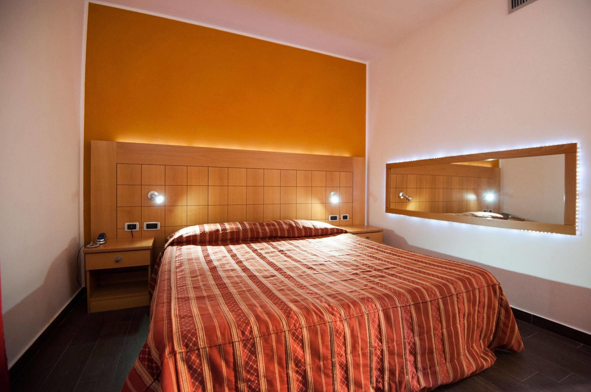 Orange Motel Vergiate Exterior foto